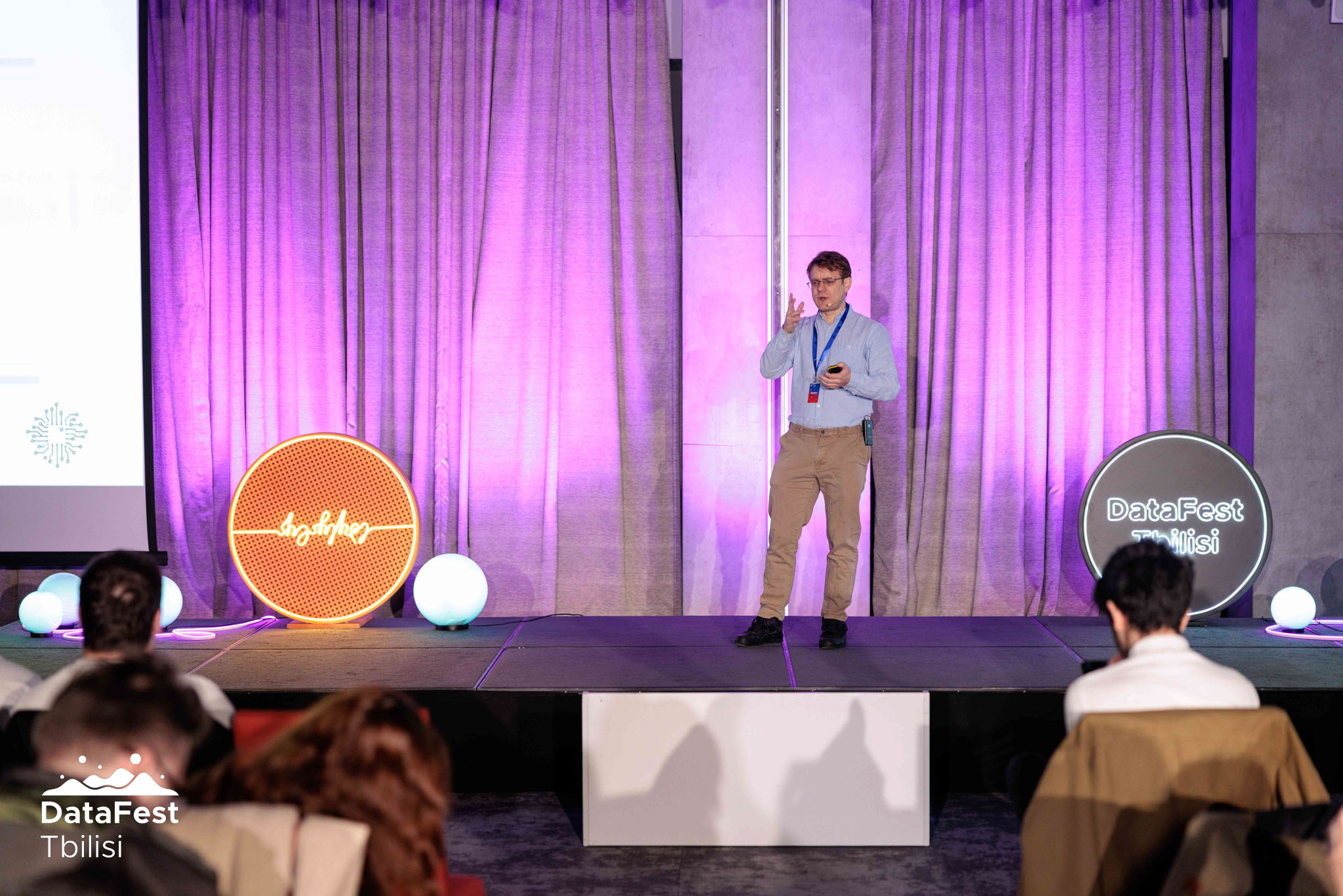 Ben Auffarth speaking at a conference